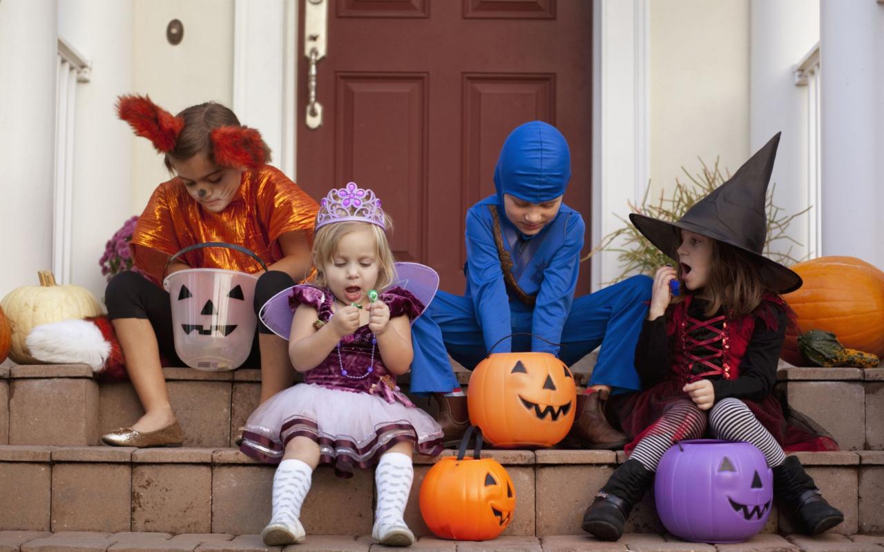 2019People___Children_Little_kids_in_Halloween_costumes_sit_on_the_stairs_with_sweets_136333_16.jpg