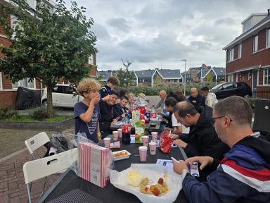 Foto 1 van 5 bij het verslag van Buurtbbq/borrel