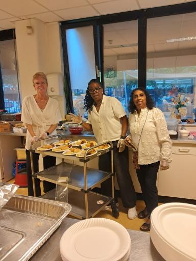 Foto 1 van 7 bij het verslag van Week tegen Eenzaamheid; Samen aan tafel