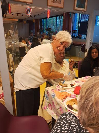 Foto 2 van 7 bij het verslag van Week tegen Eenzaamheid; Samen aan tafel