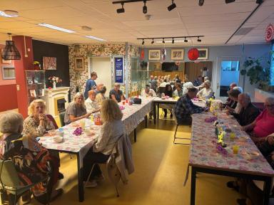 Foto 6 van 7 bij het verslag van Week tegen Eenzaamheid; Samen aan tafel