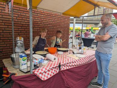 lekkere crepes door de jongste marktkraamdeelnemers