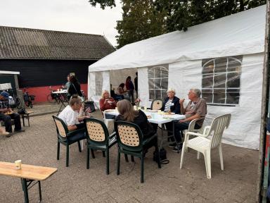 Tuinleden genieten samen van de gezelligheid en het lekkers en